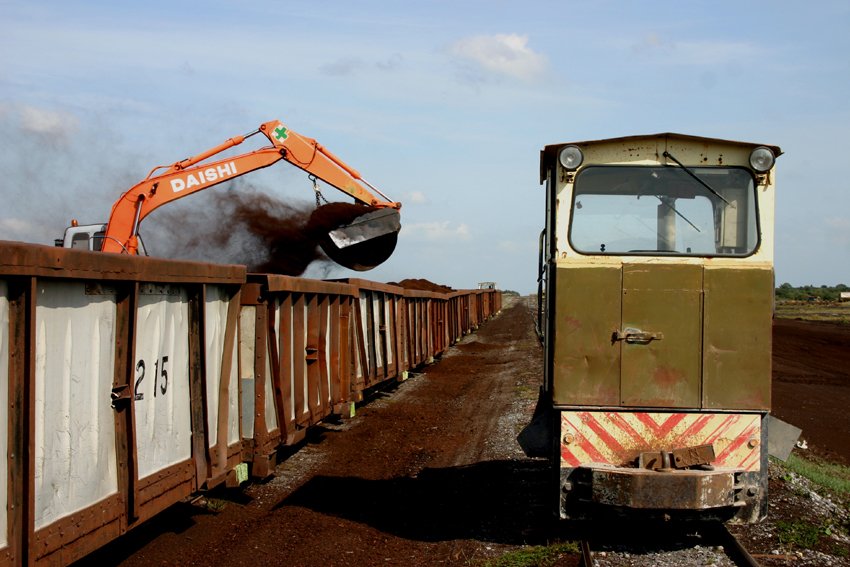 Loading the peat