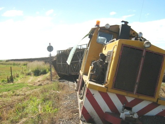 Loco #22 derails crossing the 3'6" at Mundoo.