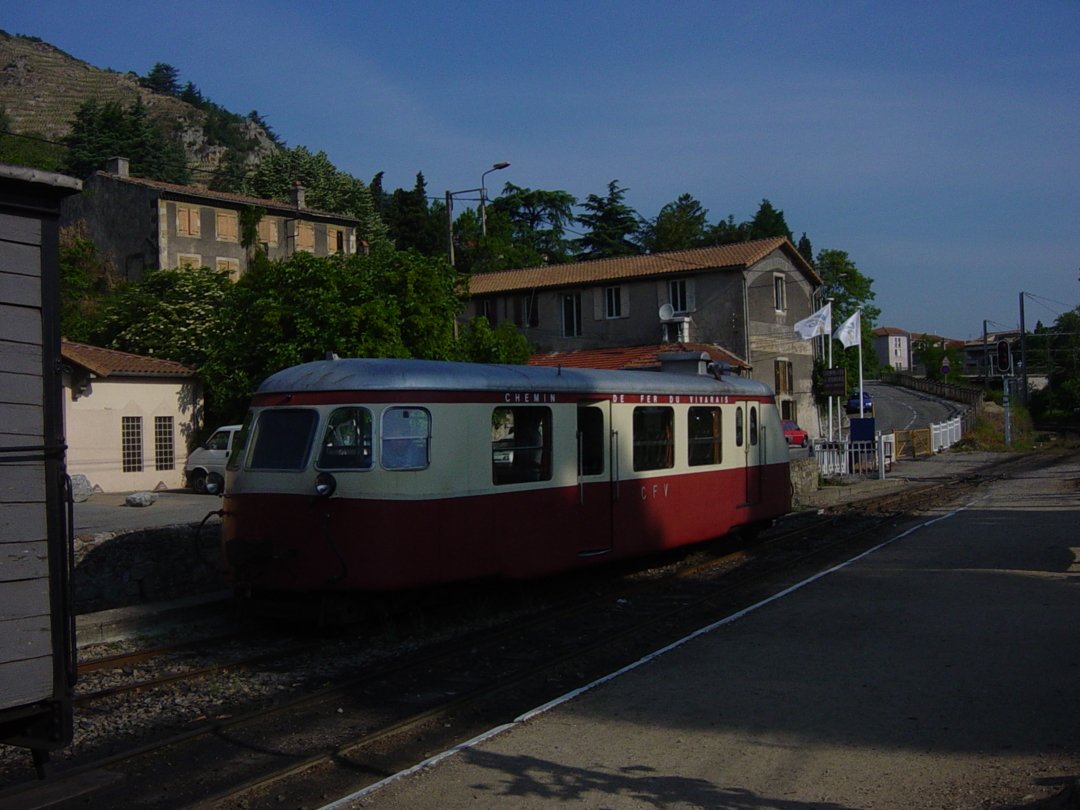 Billard auto rail chugs past thr fourgon at Tournon