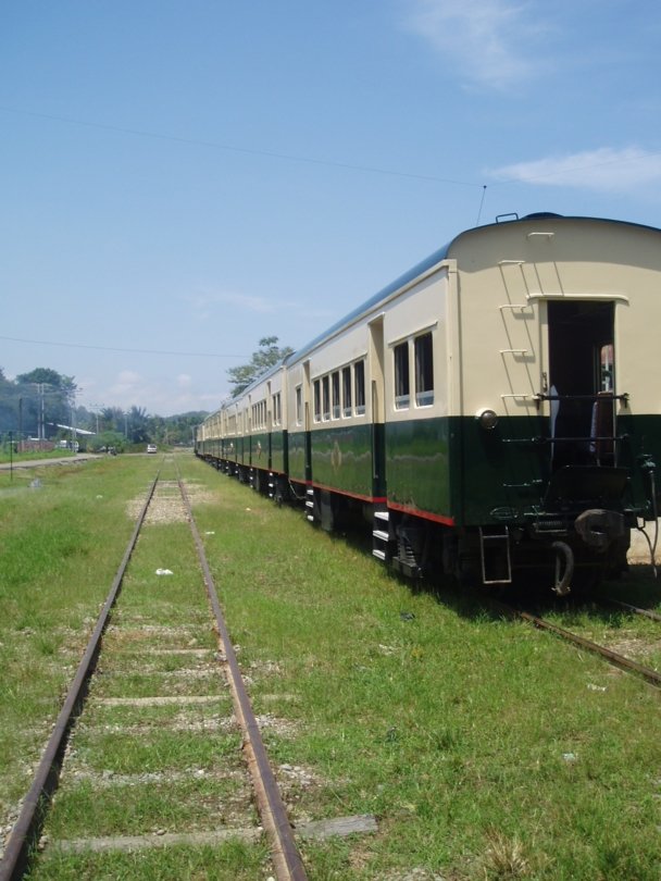Train standing at Kinarut