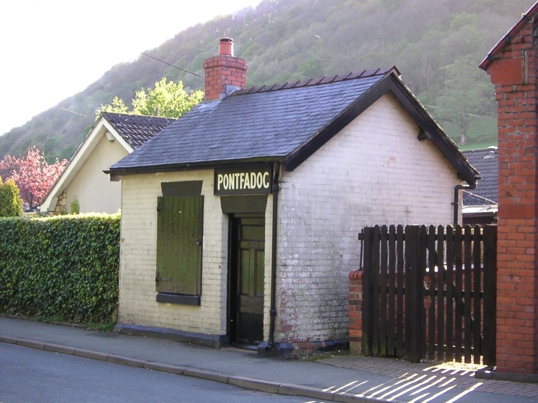 Pontfadog Station