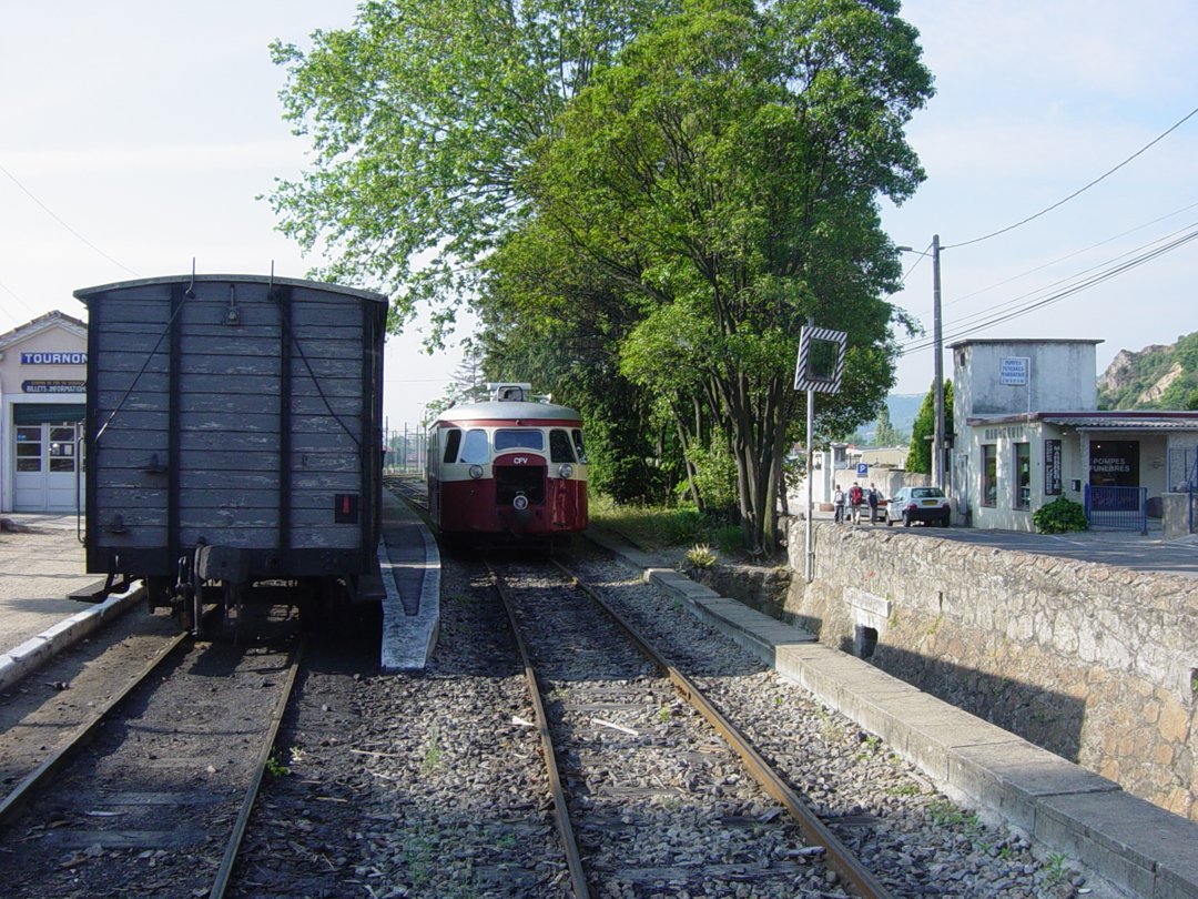 autorail arriving at Tournon