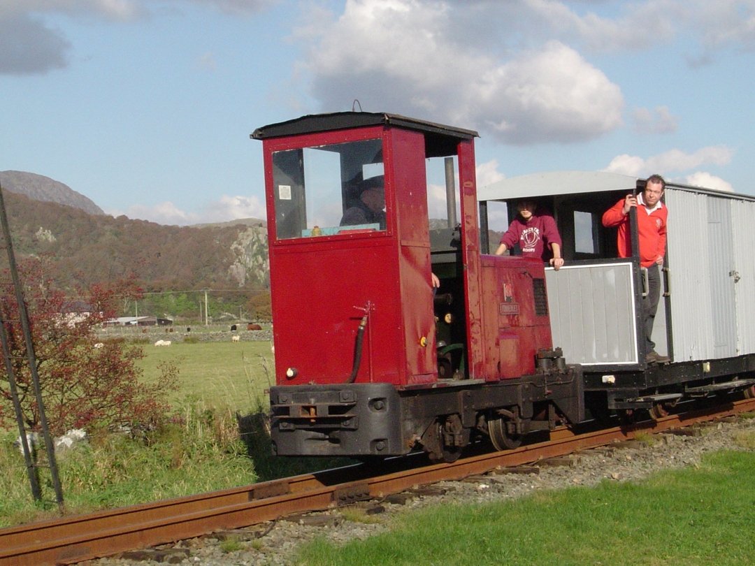 Kinnerley hauling demo freight