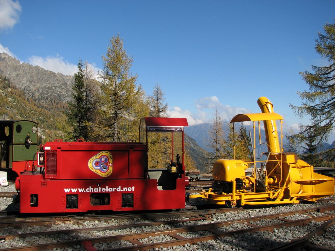 Battery electric loco and snowplough at Chateau d'Eau
