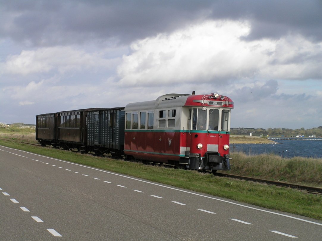 Diesel-electric MABD 1602 on the Brouwersdam on its way to Port Zelande
