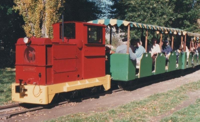 Ruston & Hornsby loco, “Murray”, trundles thru the "Oaks"