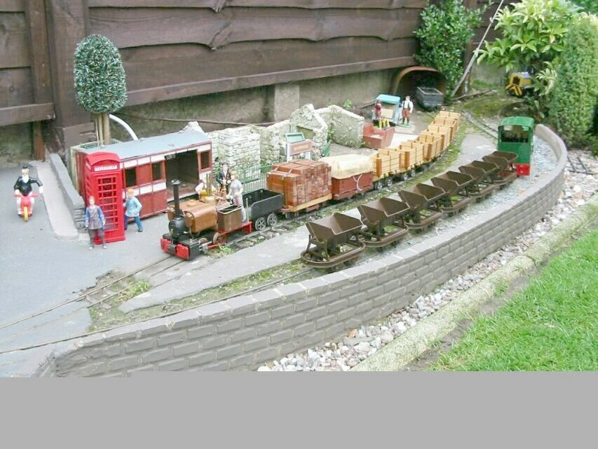 Visiting trains on the Muddledale Railway (16mm)